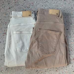 2st jeans, ett par beiga och ett par bruna 🫶🏻 Båda i storlek S! 80kr styck