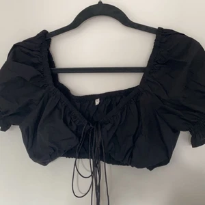 Sommar topp - Fin svart sommar topp, använt 2 ggr o kommer inte till användning längre:( det är en M men passar S också då man knyter själv (jag har vanligtvis xs/s i mina toppar) Frakt kommer vi överens tillsammans.