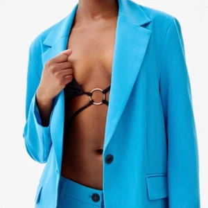 Kavaj  - Blå kavaj från Bershka. Helt oanvänd, lappen sitter kvar. Säljes då jag inte hann skicka tillbaka den.