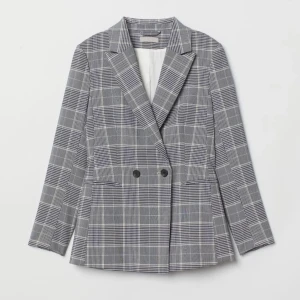 Rutig kavaj från H&M - Snygg kavaj med dubbelknäppning.  Härligt material med en skön tyngd.  Storlek 36.