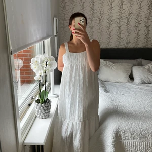 Zara klänning  - Vit, storlek S, aldrig använd endast testad. Säljes pga för liten då jag är en strlk M. Köpt för 599kr. 