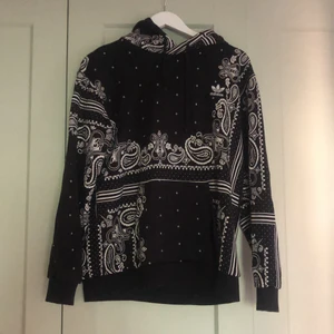 Adidas hoodie - Använd men i fint skick! 