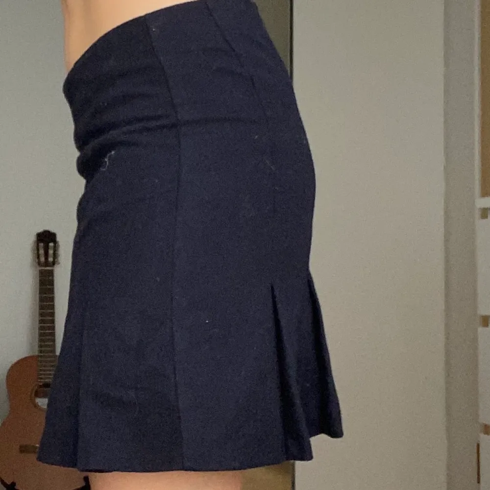 Så fin marinblå veckad kjol i tjockare varmt material! Skulle säga att det är storlek xs-s beroende på hur man vill att den sitter. 50kr exklusive frakt (50kr) eller högsta bud🌟. Kjolar.