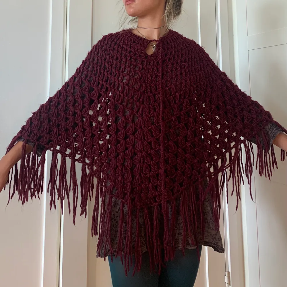 Vinröd poncho köpt second hand. Gissar hemstickad. Varm o mysig! Inga defekter🎀. Stickat.