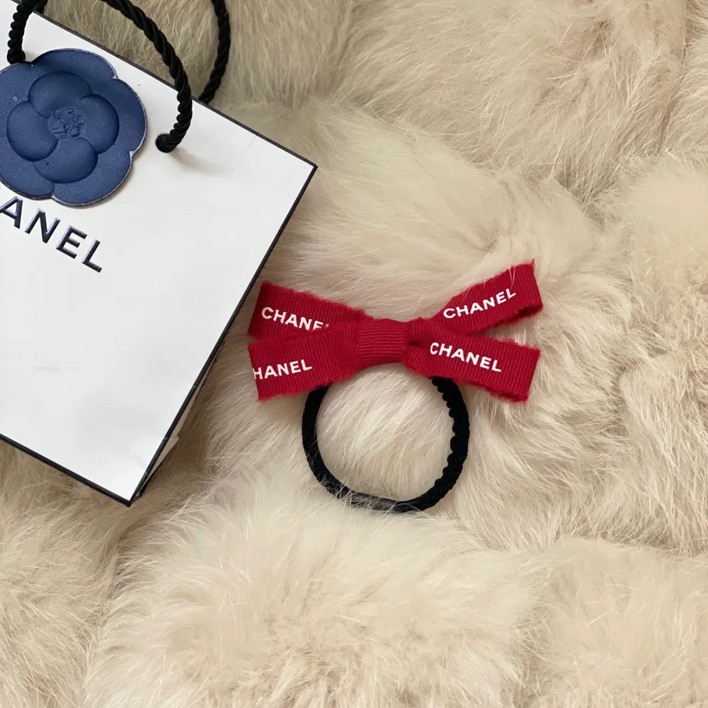 Väldig fin hårsnodd med rosett i röd färg. Äkta Chanel band. Oanvänd. Kolla gärna mina andra annonser. Accessoarer.