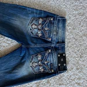INTRESSEKOLL‼️ Ett par blåa skinny miss me jeans i storlek 28, de är använda men byxan har ej någon tydlig defekt.