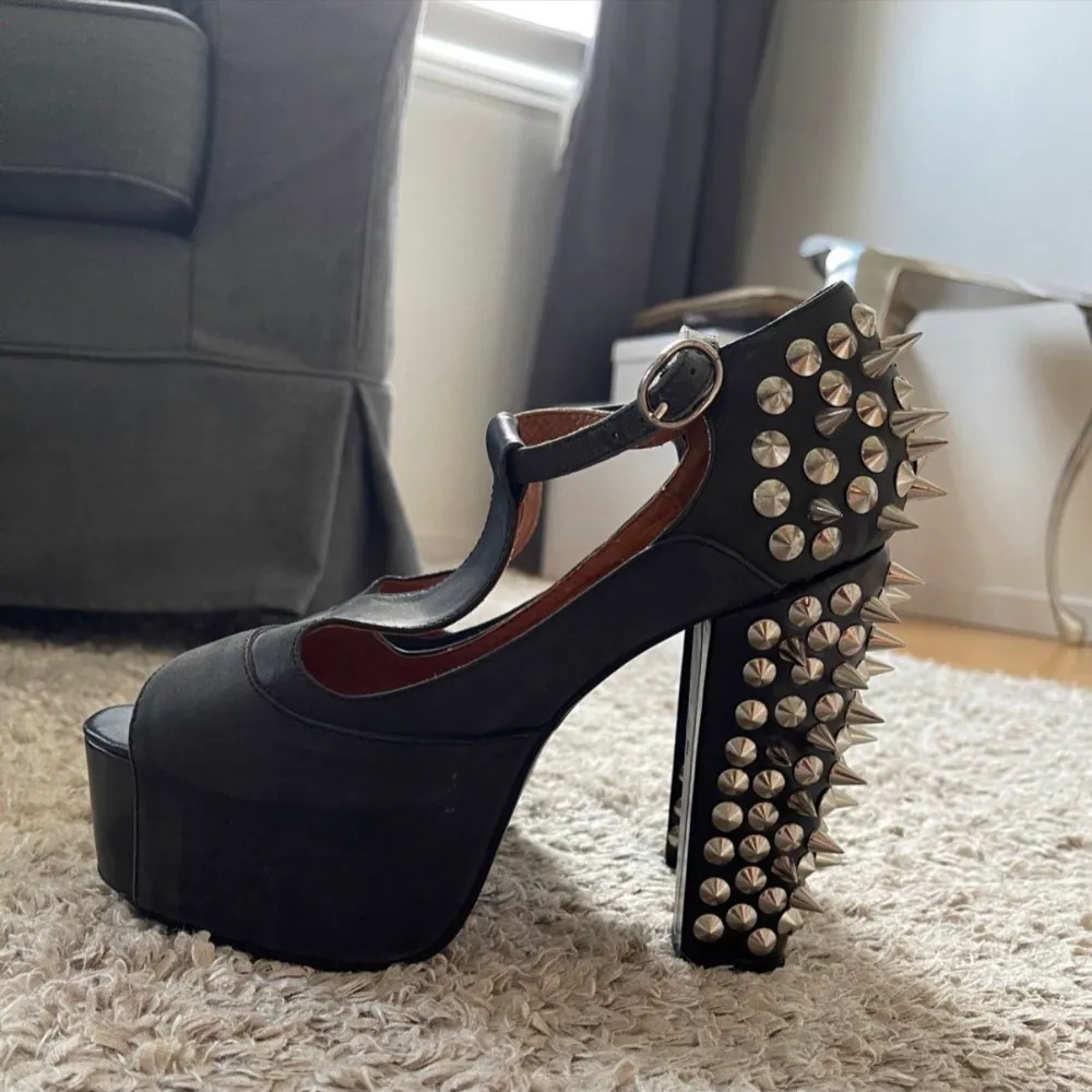 Foxy-spike i storlek 39 från Jeffrey Campbell.  Använda endast 1 heldag så skulle säga att de är i nyskick.  Alla nitar är kvar +8 st som tillkommer i lådan.. Skor.