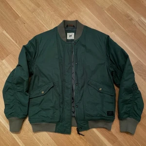 Lee, grön bomberjacka, S - Snygg bomberjacka från Lee. Storlek S. 