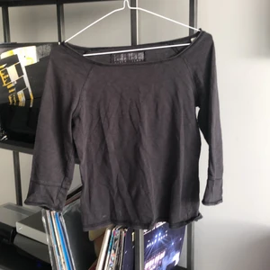 Grå teöja - En fin tröja med förkortade ärmar, sitter jätte skön och bekvämt 💕