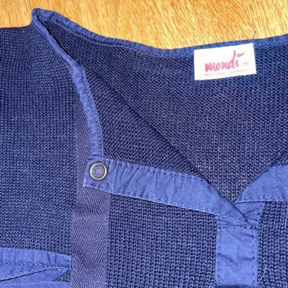 Marinblå tröja i vintage inköpt på vintagemässa för flera år sedan men har aldrig blivit använd. . Tröjor & Koftor.
