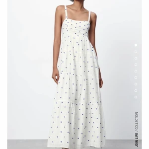 Sommarklänning från Zara - Säljer en jättehärlig sommarklänning från zara som är helt slutsåld. Aldrig använd endast testad, säljer pga missade sista returdagen. Skriv för fler bilder☺️🌻