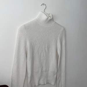 En fin tröja från zara🤍fint skick! Perfekt för kalla sommarkvällar 🤍 frakt är inkluderat i priset💚 vill man mötas upp är det billigare. 