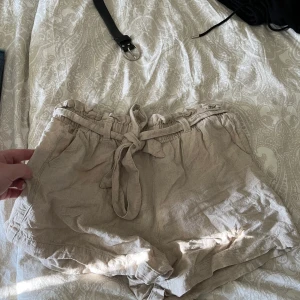 Linne shorts  - Fina linne shorts från jdy använda en gång men tyvärr tyckte jag inte om dom.