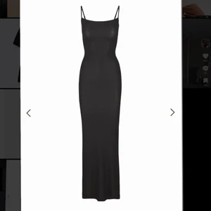 Skims klänning  - Säljer min äkta skims klänning i storlek xs. Suupersnygg passform!! Knappt använd så i nyskick. Köpare står för frakt på 66kr 💛