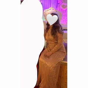 Glittrig balklänning - Fin klänning från shein Endast använd en gång  Strl M men är väldigt stretchig Nypris: 639 kr