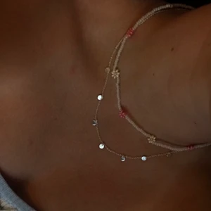 Pärlhalsband - Världens gulligaste halsband! perfekt nu i sommar🌸Passar alla🤗 Säljer för 150💕