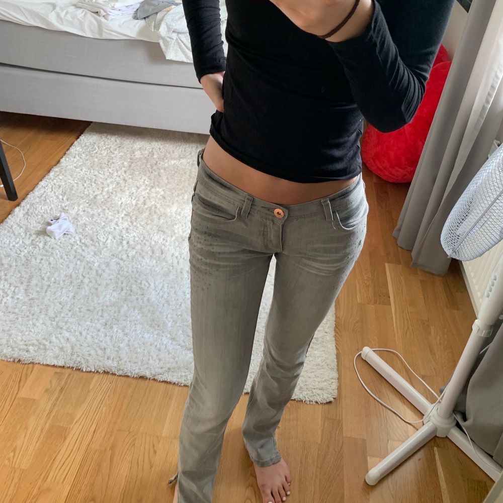 Lågmidjade jeans. Sitter tajt i låren och släpper i benen. Väldigt fina. Skriv privat för fler bilder, bilder. (Använda 3 ggr). Jeans & Byxor.