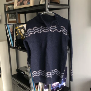 Stickad tröja - En stickad tröja med knäppar lite sne men ser bra ut när man har på dig den, den är jätte skön och bekväm också 💕