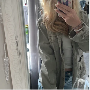 Jeans jacka - Jätte snygg jeans jacka i en militärgrönt färg. Köpt på Vila clothes för flera år sedan och finns därav inte kvar i lager, den är i ett jätte fint skick då den typ aldrig är använd. Storleken är XL men den är väldigt liten i storleken, passar xs/s💕
