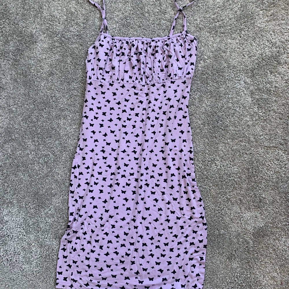 Kläning från boohoo! Använd ca 2-3 ggr därför i mycket bra skick Detta är en perfekt kläning att exempel ha på stranden Säljer då jag har många andra klänningar som används mer Skriv vid fler bilder!💞💞. Klänningar.
