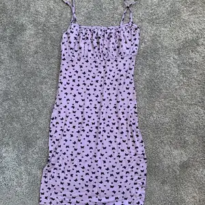Kläning från boohoo! Använd ca 2-3 ggr därför i mycket bra skick Detta är en perfekt kläning att exempel ha på stranden Säljer då jag har många andra klänningar som används mer Skriv vid fler bilder!💞💞