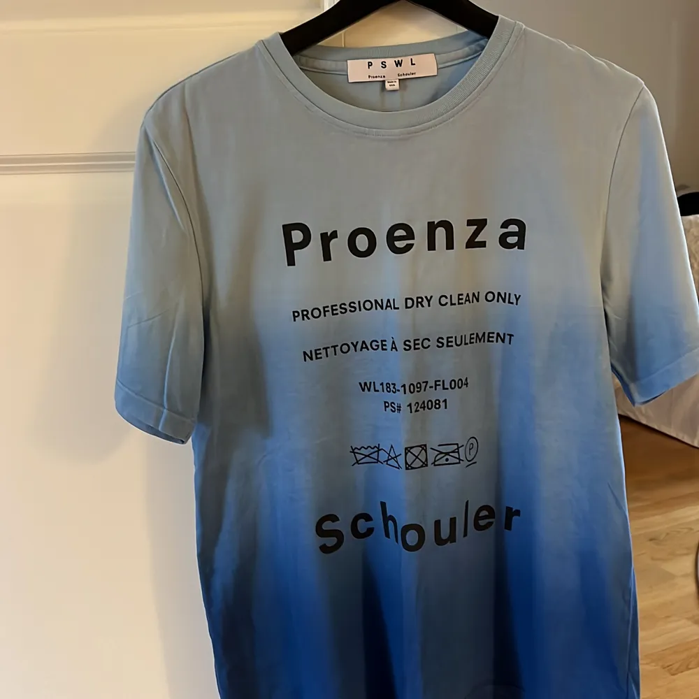 Cool t-shirt från Proenza Schouler. I mycket bra skick. Nypris 1300kr. . T-shirts.