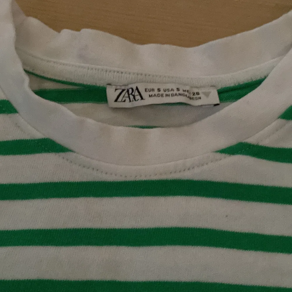En randig zara t-shirt, knappt använd💕 Säljer pga att den inte kommer till användning . T-shirts.