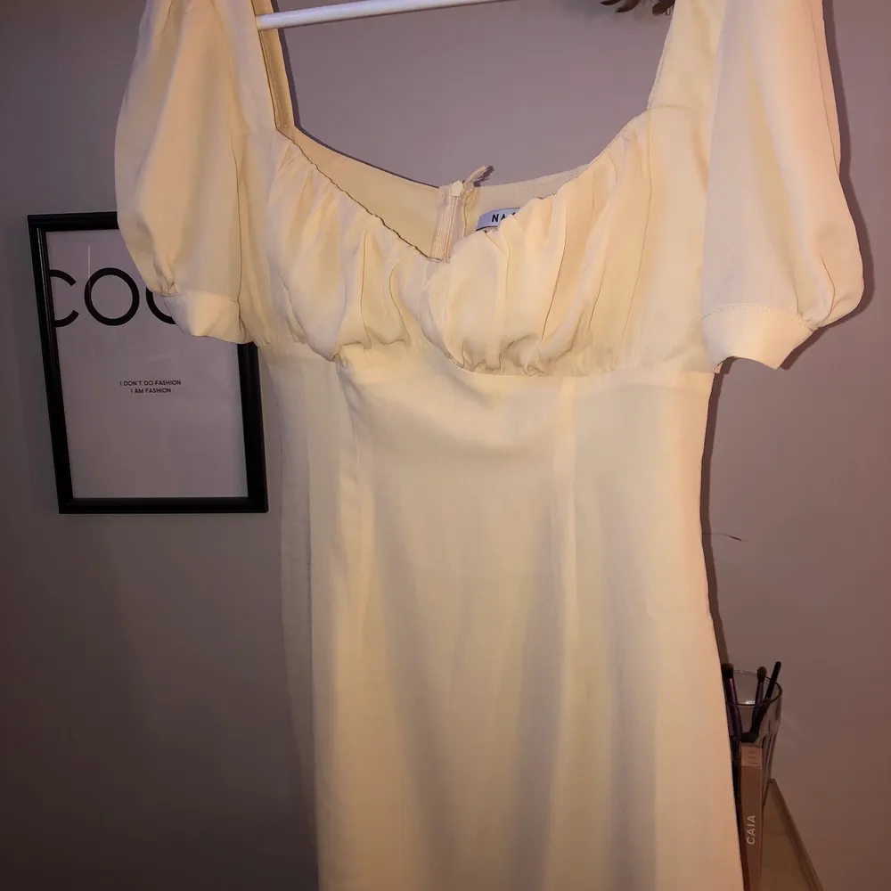 Säljer denna fina gula klänning från NAKD då den har blivit för liten💛 Enbart testad. En söm har åkt upp vilket man kan se på sista bilden, men det går att laga ;). Klänningar.