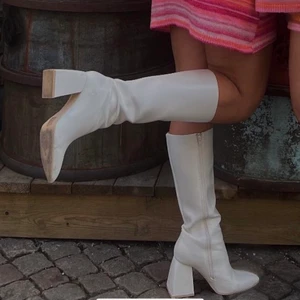 Vita boots med klack  - Säljer mina vita boots från Nelly.com i storlek 38. Endast använda vid ett tillfälle därav i fint skick. Köpta för 799kr. 