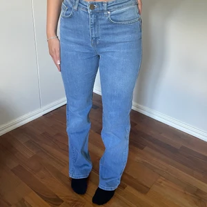 Jeans från madlady - Jeans från Madlady strl 32 längd 32. Använda en gång. Köpta för 559.💙