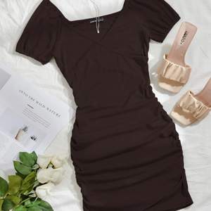 En supersnygg tight chokladbrun klänning från shein! Endast testad säljer då den inte passade. Skriv privat för fler bilder!🥰