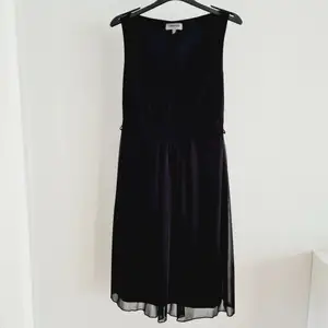 Zalando ärmlös svart festklänning  60  kr exkl frakt