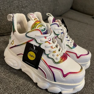 BUFFALO CLD Chai White Rainbow - Helt nya med lapparna kvar! Fler bilder går att få på chatten. Storlek 37. Vegan. Har inte kartongen kvar tror jag, kan kolla förrådet sen. Köparen betalar frakten eller hämtar i Haninge-området.