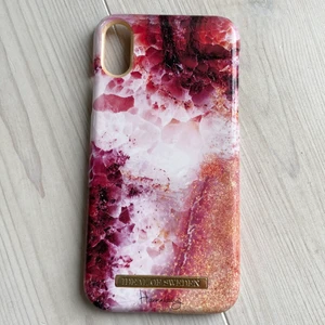 Ideal of Sweden iPhone XR - Supersnyggt magnetiskt skal från Ideal of Sweden. Säljer pga ny mobil. Den har några enstaka repor och har spruckit lite i ena hörnet (se bild 3). Annars är den i bra skick! ❤️ Vid köp av alla skal jag säljer kan man få de till ett billigare pris!