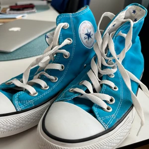 Converse skor - Jag säljer dessa skor då de inte kommer till användning! De är köpta second hand, därför kan de vara slitna. Jag har dock inte använt dem bara testat. Som man ser på sista bilden så har personen innan mig klippt av metalgrejerna, men de är inte så illa💞💞💞