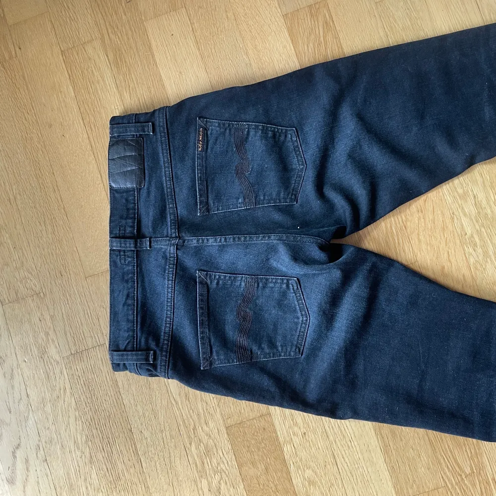 Jeans från nudie, i princip helt nya. Max använda 2-3 ggr och modellen är ganska slim. Priset går att diskuteras men köpare står för frakt . Jeans & Byxor.