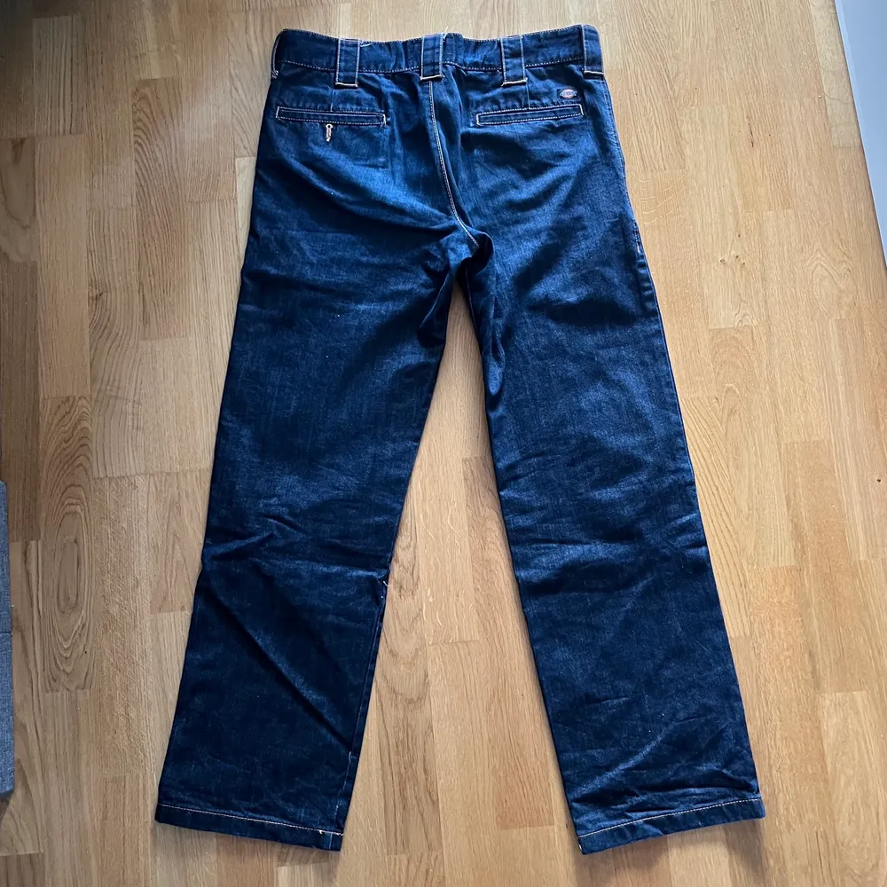 Ett par feta skejt jeans från dickies i bra skick skriv vid frågor/köp  Midjemått cirka 84-87cm Jag är 185cm som referens. Jeans & Byxor.