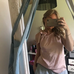 Rosa Silkeslinne med knytning - Jättesmickrande linne med knytning som man kan knyta lite som man vill. Denna är inatt S och säljer den för 200kr med frakt inräknat💗