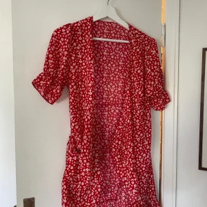 Röd klänning  - Använd 2-3 gånger. Storlek S. 