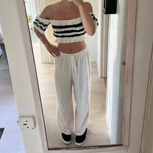 Linnebyxor  - HÖGSTA BUD: 300kr Såå snygga raka linnebyxor i storlek S. Jättebra skick, endast använda några gånger. Köpta i Spanien så vet inte märket. 