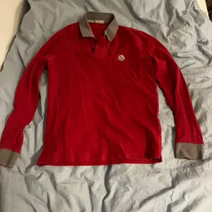 Röd Långarmad tröja ifrån moncler i storlek S