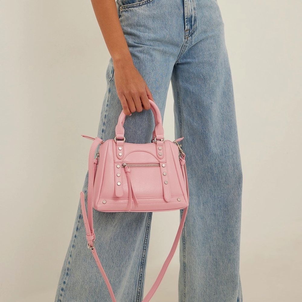 Säljer denna populära rosa väska ifrån NAKD🤍 helt oanvänd med alla lappar kvar, helt SLUTSÅLD. Väskor.