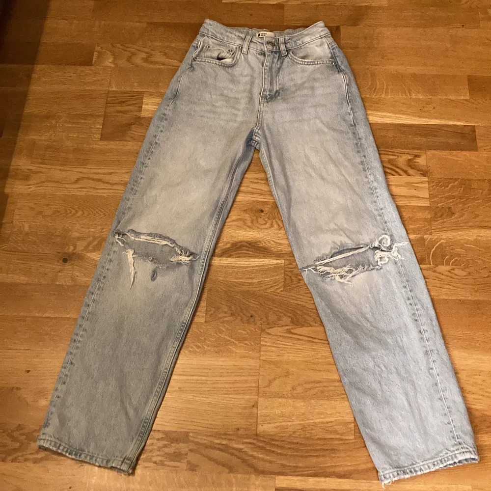 Högmidjade jeans från Gina Tricot, stl 30, längd innerben 70 cm, skitsnygga men blivit för små i midjan..skickar med frimärken för 50:-.. Jeans & Byxor.