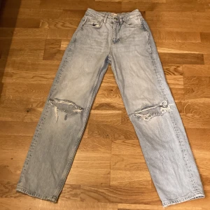 Gina Tricot stl 30 - Högmidjade jeans från Gina Tricot, stl 30, längd innerben 70 cm, skitsnygga men blivit för små i midjan..skickar med frimärken för 50:-.
