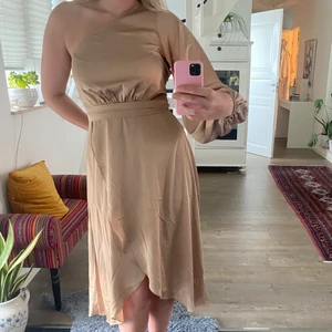 Klänning - Säljer denna oanvända satin klänningen, lappen sitter kvar. Klänningen går ca en decimeter över knäna på mig som är 178cm💖💖