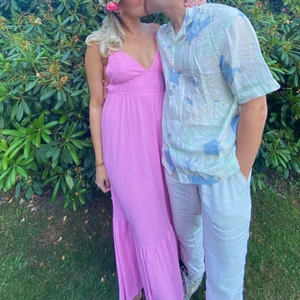 Rosa långklänning  - Säljer nu min helt underbara klänning, definitionen av sommardröm🥹 Använd endast en gång och är i nyskick 🫶🏼🌸 från gina tricot!