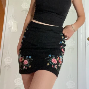 Tight kjol - Tight kjol med blommönster. I fint skick. 