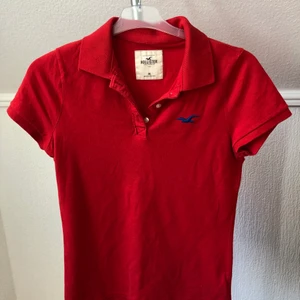 Topp  - Köpt på Hoolister på emporia! Använd 1 gång i helt nytt skick! Storlek M men passar en S-M! Frakt tillkommer eller så kan jag mötas upp i malmö/Arlöv/lund! 