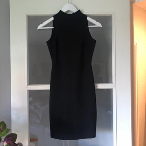 Svart figurnära klänning  - Stilren och tidlös svart klänning. Figurnära med dragkedja i bak. Tror att den är från River Island. 