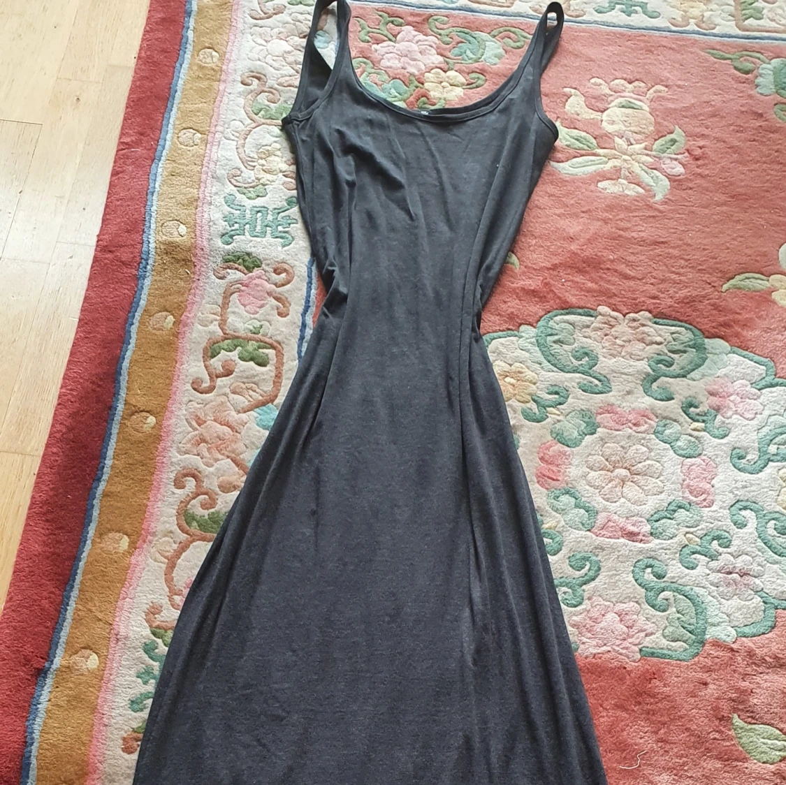 En lång mörkt grä klänning 